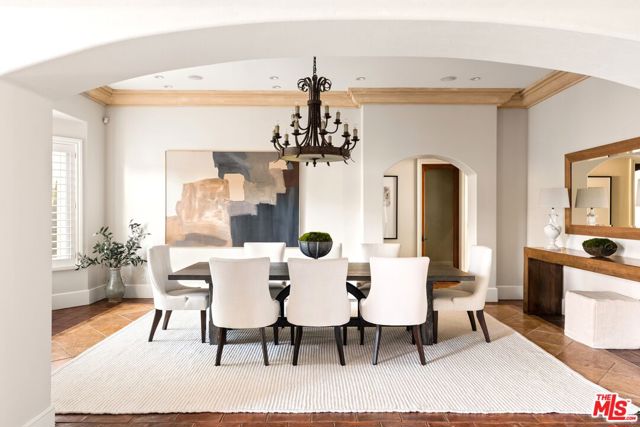 13845 Magnolia Boulevard, Sherman Oaks CA: https://media.crmls.org/mediaz/f27d7ae0-7b88-4767-89d7-caa799ce2ec8.jpg