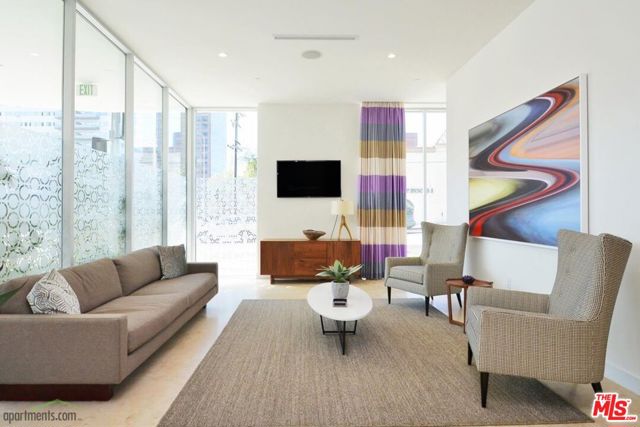 1168 S Barrington Avenue, Los Angeles CA: https://media.crmls.org/mediaz/f27da87c-e314-4b04-884a-0b5935895b71.jpg