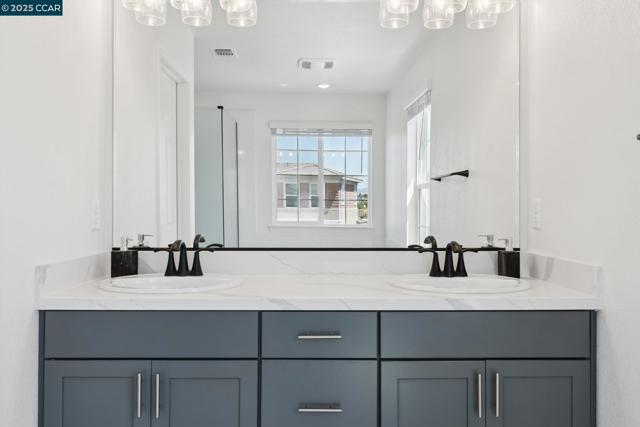5013 Shefford Ct, Vacaville CA: https://media.crmls.org/mediaz/f27ef4f1-2d3c-4179-858c-5f07f57be281.jpg