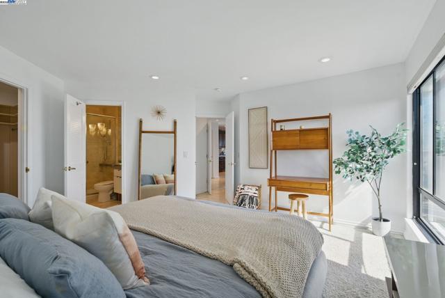 3 Commodore Dr, Emeryville CA: https://media.crmls.org/mediaz/f27f223b-60e6-4293-a553-b058ac14bad1.jpg