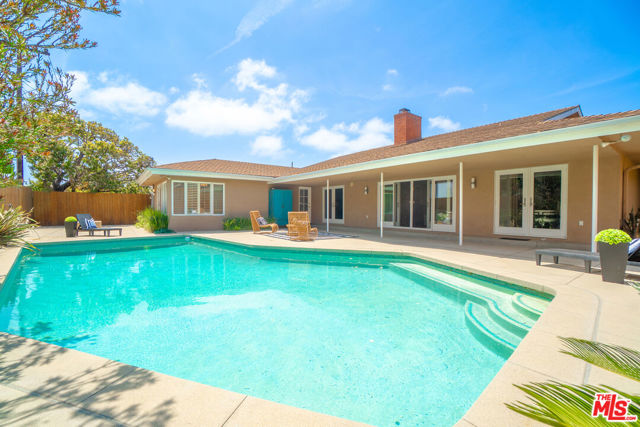 5210 S Corning Avenue, Los Angeles CA: https://media.crmls.org/mediaz/f27f2a16-d172-42f1-8a0a-74b3f4254cda.jpg