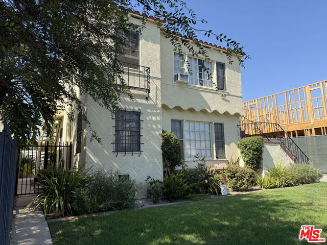 5227 W 20th Street, Los Angeles CA: https://media.crmls.org/mediaz/f2803210-0cb0-4952-a192-1eb91464f2d5.jpg