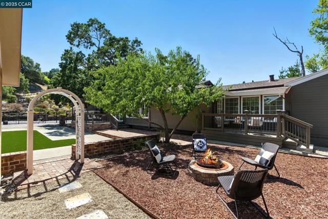 122 Stein Way, Orinda CA: https://media.crmls.org/mediaz/f280dc31-c290-4308-b153-e570151a3e15.jpg