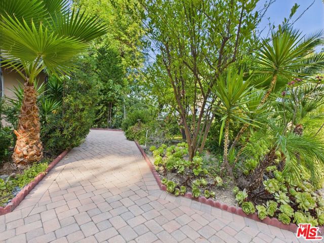 4723 Dunas Lane, Tarzana CA: https://media.crmls.org/mediaz/f2817c0a-19f3-4f2a-960b-ca67cb6c416a.jpg