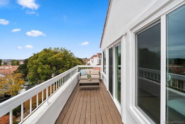 4979 Poseidon Way, Oceanside CA: https://media.crmls.org/mediaz/f2826c31-2a2e-4d7c-b993-31dd453c97ad.jpg