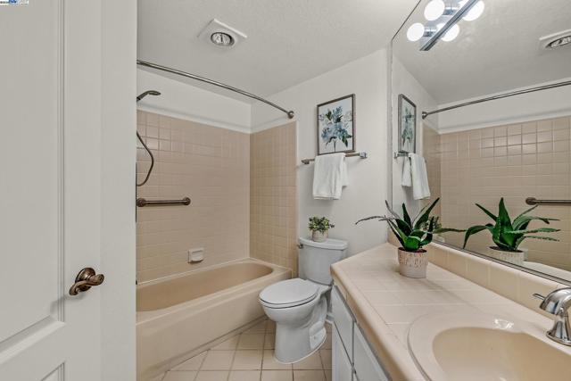39280 Marbella Terraza, Fremont CA: https://media.crmls.org/mediaz/f282fbed-2a86-4818-816b-175e4709e4f4.jpg