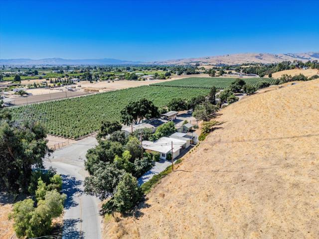 820 Comstock Road, Hollister CA: https://media.crmls.org/mediaz/f283d18c-0538-4889-a008-bcbbdf8206cc.jpg