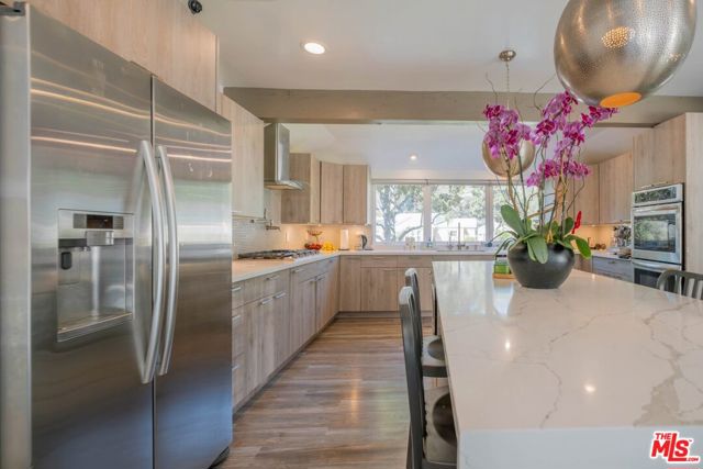 2760 E Glenoaks Boulevard, Glendale CA: https://media.crmls.org/mediaz/f283e250-5939-4f46-8778-4b9c0f359370.jpg