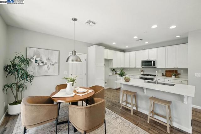 218 Stratus Cmn, Livermore CA: https://media.crmls.org/mediaz/f2846447-8ee3-4e33-b06e-db70c365781f.jpg