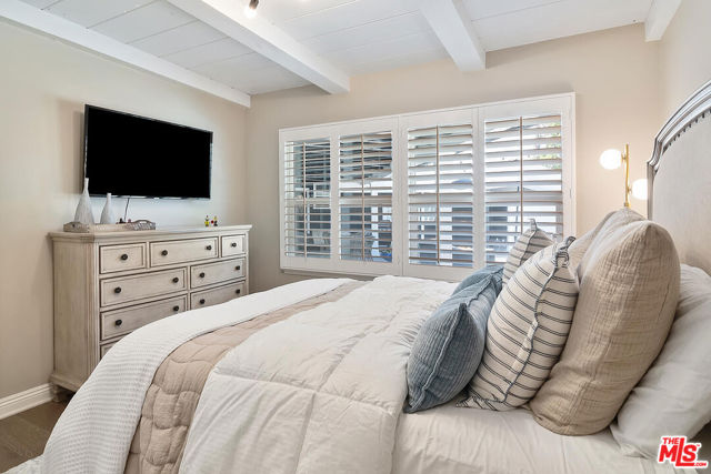 4909 Encino Terrace, Encino CA: https://media.crmls.org/mediaz/f2858060-c5a2-41c1-91cb-497d16cb3d7f.jpg
