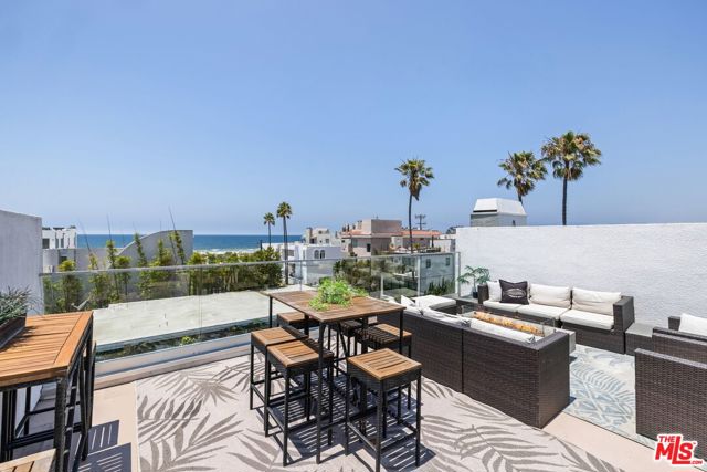 32 Galleon Street, Marina del Rey CA: https://media.crmls.org/mediaz/f2863832-8217-4254-a01b-ef359c9b6ebe.jpg