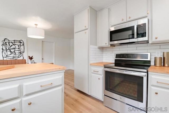 4635 Briar Ridge Rd, Oceanside CA: https://media.crmls.org/mediaz/f286c364-bf12-4324-bc2f-6275381fe20f.jpg