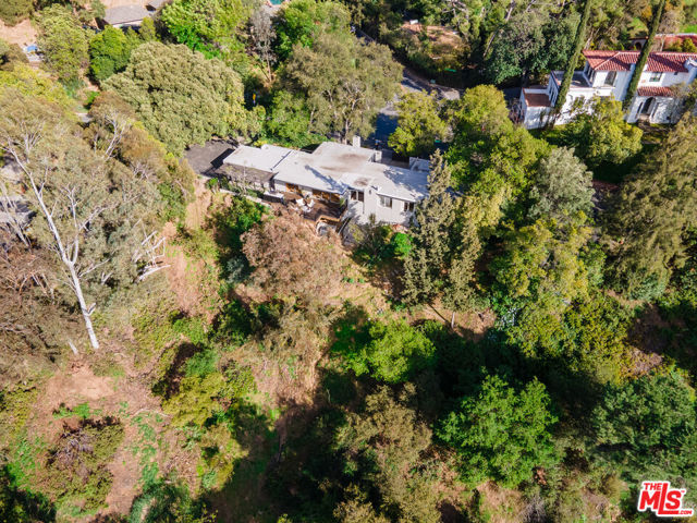 1280 Glen Oaks Boulevard, Pasadena CA: https://media.crmls.org/mediaz/f2882e63-72dd-41b5-9911-6313eb9fddbd.jpg