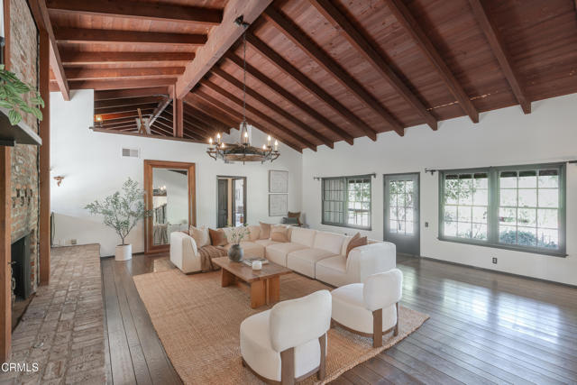 Detail Gallery Image 3 of 51 For 10400 Mcbroom St, Sunland,  CA 91040 - 3 Beds | 2/1 Baths