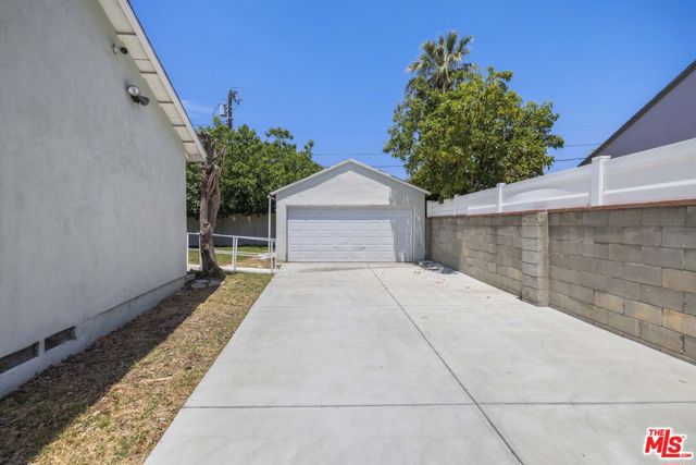 8136 Genesta Avenue, Lake Balboa CA: https://media.crmls.org/mediaz/f28899d9-f381-4836-8312-6ca6a59d7bba.jpg