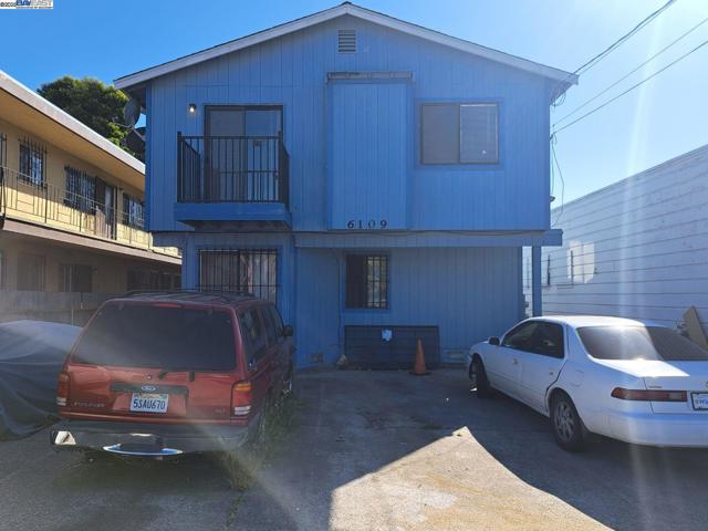 6109 Foothill Blvd, Oakland CA: https://media.crmls.org/mediaz/f288e291-e34e-43f4-9ffc-5bb6d6c03c8f.jpg