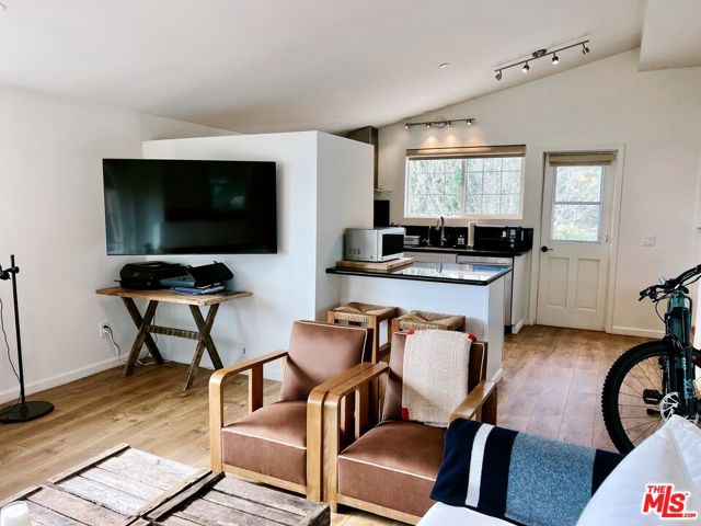 27500 Pacific Coast Highway, Malibu CA: https://media.crmls.org/mediaz/f28949ad-ec7a-4e2f-b148-63053234986f.jpg