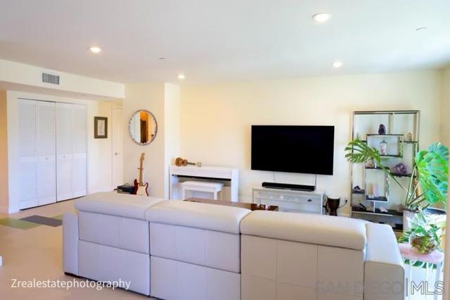 5764 San Vicente Blvd, Los Angeles, California 90019, 2 Bedrooms Bedrooms, ,2 BathroomsBathrooms,Condominium,For Sale,San Vicente Blvd,240019606SD