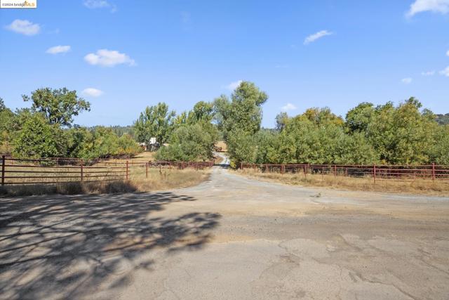 10488 Converse RD, Coulterville CA: https://media.crmls.org/mediaz/f28a75b2-19a9-4db1-a56a-1752e1dd2a4a.jpg