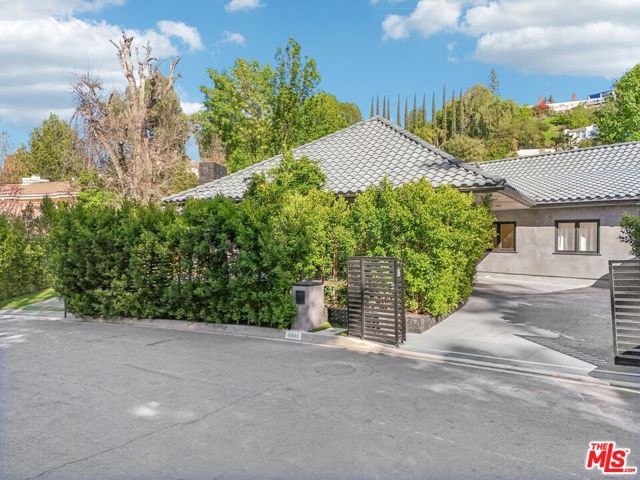 4900 Queen Victoria Road, Woodland Hills CA: https://media.crmls.org/mediaz/f28ab089-fcae-4ceb-ab73-93e82402530a.jpg