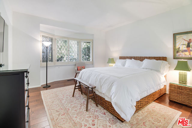 29008 Cliffside Drive, Malibu CA: https://media.crmls.org/mediaz/f28ab782-9b3a-437d-a606-6a2ac638cf1a.jpg