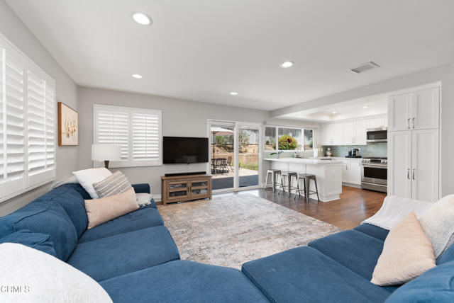 Detail Gallery Image 15 of 34 For 1525 Lyndhurst Ave, Camarillo,  CA 93010 - 4 Beds | 2/1 Baths