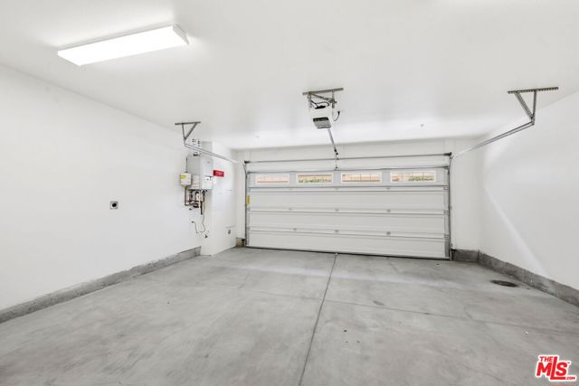 4454 Paxton Place, Calabasas CA: https://media.crmls.org/mediaz/f28af53f-d793-42be-802e-12cc3a4ff81c.jpg