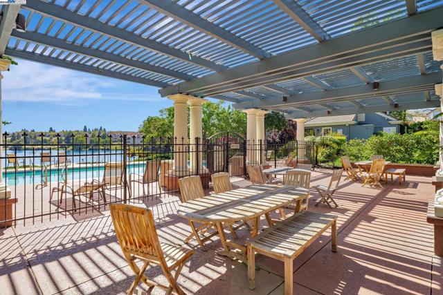 6192 Lakeview Cir, San Ramon CA: https://media.crmls.org/mediaz/f28ba8f2-9443-4680-9d87-f0fa8ba011ba.jpg