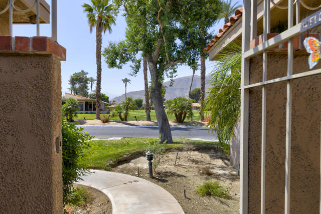 51 Sunrise Drive, Rancho Mirage CA: https://media.crmls.org/mediaz/f28e0477-e93d-4ece-bc32-6f5191af7650.jpg