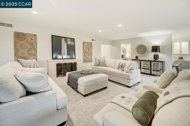 2900 Tice Creek Dr, Walnut Creek CA: https://media.crmls.org/mediaz/f28e373f-e6ae-4f34-b866-5be007f10391.jpg