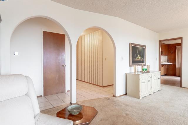 2177 Hillside Cir, San Leandro CA: https://media.crmls.org/mediaz/f28ea126-fb85-4085-b818-7b8000c1cc50.jpg