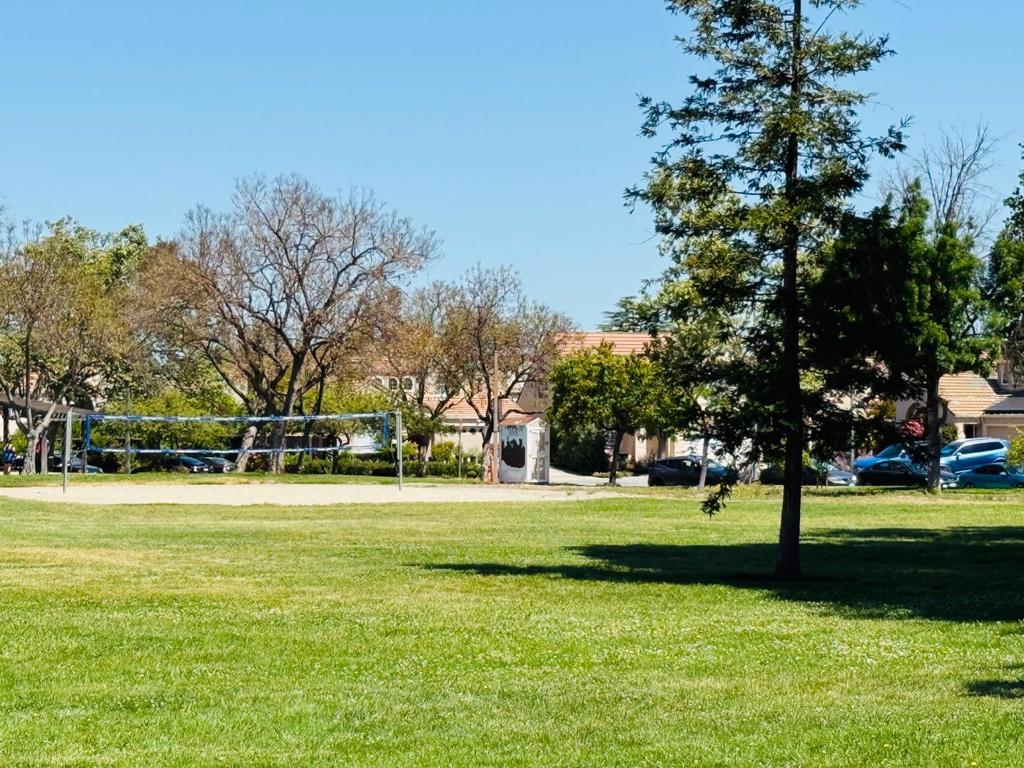 https://media.crmls.org/mediaz/f28ed3e7-ca22-4c29-b6ac-3d40b32236f4.jpg?preset=X-Large