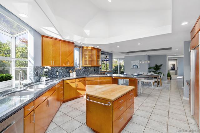 16334 Woodson View Rd, Poway CA: https://media.crmls.org/mediaz/f28fd3db-bebc-436a-b328-ad6f2f1480a8.jpg