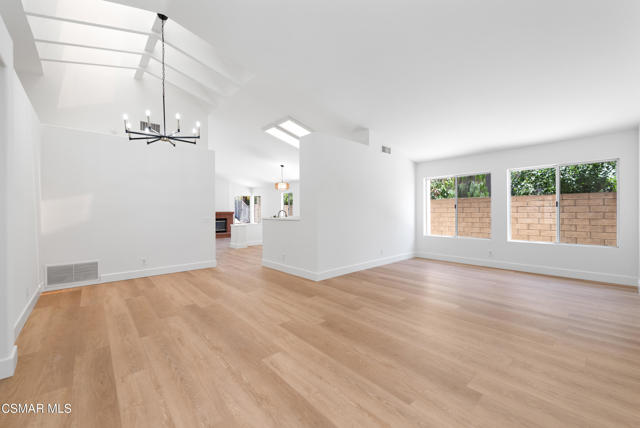 7246 University Drive, Moorpark CA: https://media.crmls.org/mediaz/f290d3be-c8b6-4d1a-96c0-29c53157ef4a.jpg