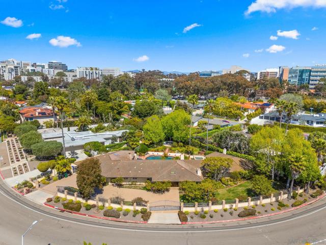 9351 La Jolla Farms Rd, San Diego CA: https://media.crmls.org/mediaz/f29115b4-4964-4a94-935a-8aa39a41c343.jpg