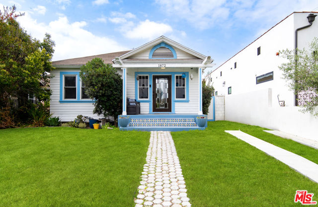1872 W 38th Place, Los Angeles CA: https://media.crmls.org/mediaz/f2917c11-1474-4c25-b320-9f8dc11a2dad.jpg