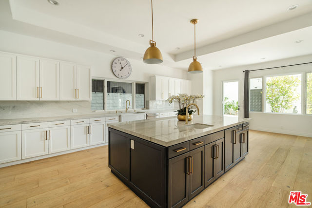 609 21st Place, Santa Monica CA: https://media.crmls.org/mediaz/f2932712-1b81-4a53-9129-82104e0fe5c1.jpg