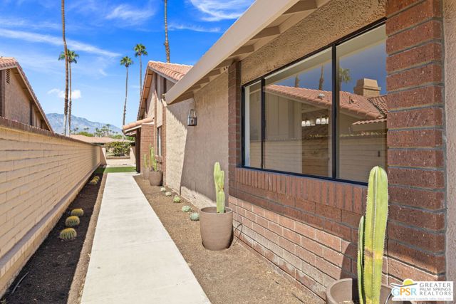 6 Joya Drive, Palm Desert CA: https://media.crmls.org/mediaz/f293a7ed-6e91-4e20-b501-32ffc666f300.jpg