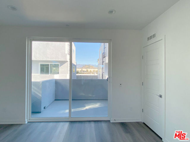 2927 1/2 Denby Avenue, Los Angeles CA: https://media.crmls.org/mediaz/f29466bc-274a-4c2c-adf8-33dee0edfc59.jpg
