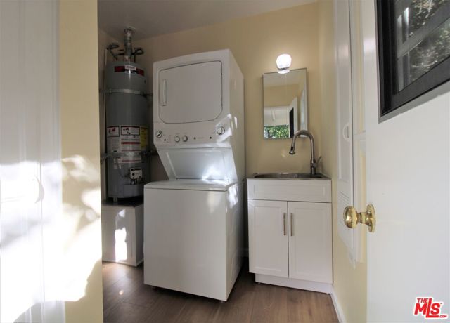11410 Aqua Vista Street, Studio City CA: https://media.crmls.org/mediaz/f29480db-b731-4155-8987-622b5be1e449.jpg