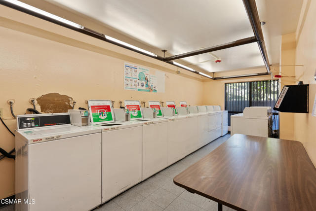 22100 Burbank Boulevard, Woodland Hills CA: https://media.crmls.org/mediaz/f29671d5-112d-4427-8959-74f83e71fc74.jpg
