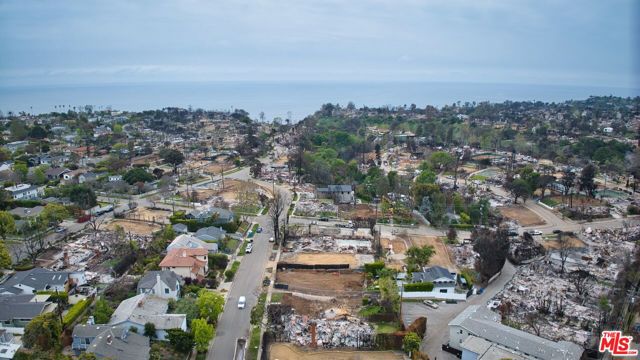 711 Muskingum Avenue, Pacific Palisades CA: https://media.crmls.org/mediaz/f2976ef1-e1cf-47a2-9724-b6e5646b051f.jpg