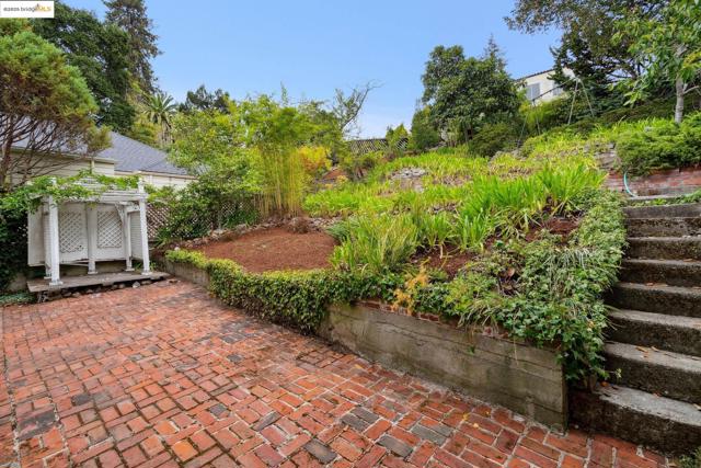 618 Boulevard Way, Piedmont CA: https://media.crmls.org/mediaz/f298222f-e261-40ef-8463-c2bb35dd7cea.jpg