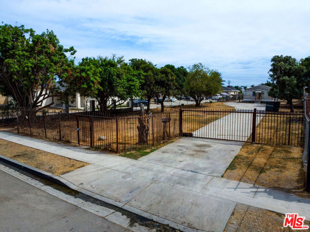 2028 E 126th Street, Compton CA: https://media.crmls.org/mediaz/f298e74f-7839-4698-8e16-7bd5c08c4641.jpg