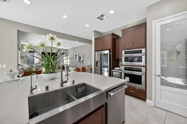 7058 Atlas Peak Dr, Dublin CA: https://media.crmls.org/mediaz/f2999530-c011-4807-ac98-0379cceef791.jpg