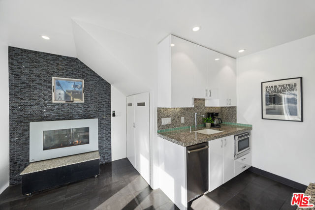 11 24th Avenue, Venice CA: https://media.crmls.org/mediaz/f29a4ab3-ae12-492a-ad98-3b220345f544.jpg