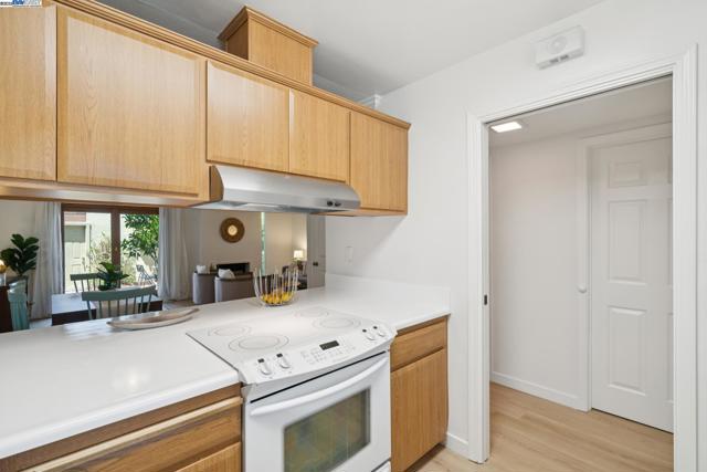 1105 Fontana Dr, Alameda CA: https://media.crmls.org/mediaz/f29b9fa5-9057-4b0d-9231-9a242bb550b5.jpg