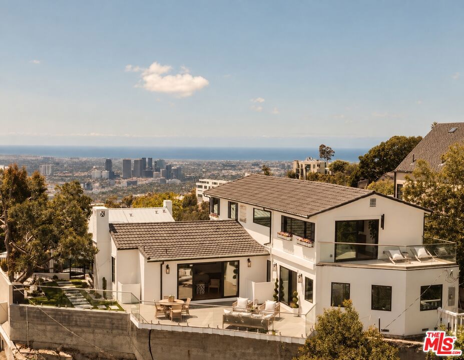 8921 Appian Way — Contemporary