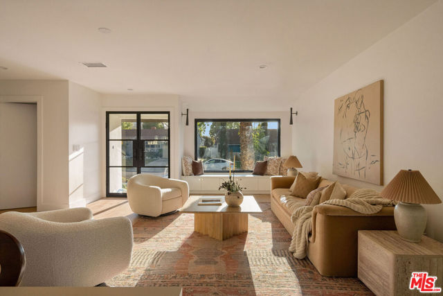 3820 S Burnside Avenue, Los Angeles CA: https://media.crmls.org/mediaz/f29ce55b-15e7-49df-aafd-b10e8a2e7aa7.jpg