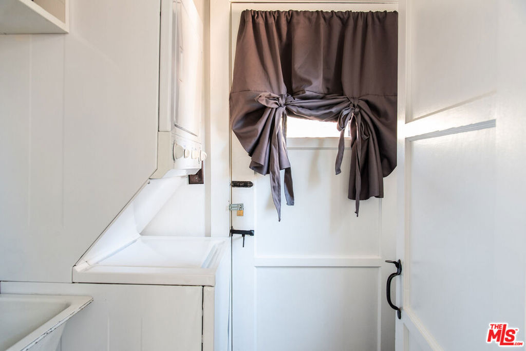 https://media.crmls.org/mediaz/f29da260-da6a-4e32-8cca-8ff0b1bd6d3b.jpg?preset=X-Large